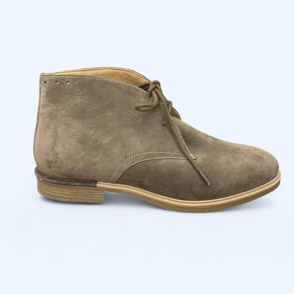 New HUSH PUPPIES "Bailey" Chukka boots, size US 9.5/EU 41.5 wide, taupe, suede